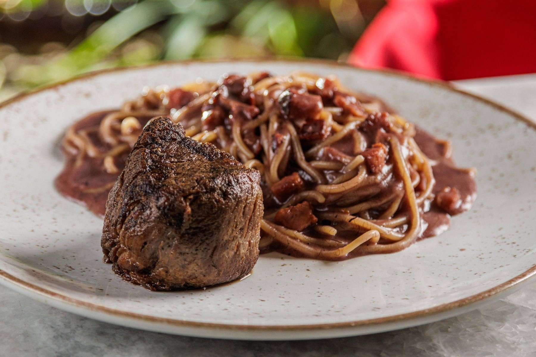 Filetto al Chianti com spaghetti
