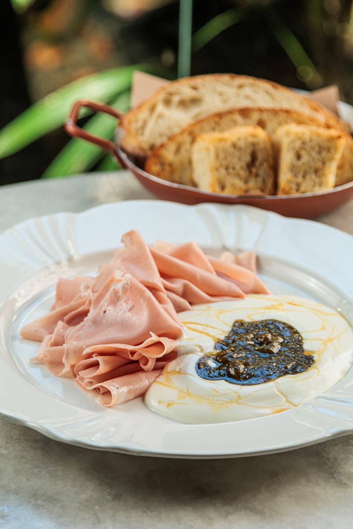 Mortadela Giusto com stracciatella e pesto de pistache