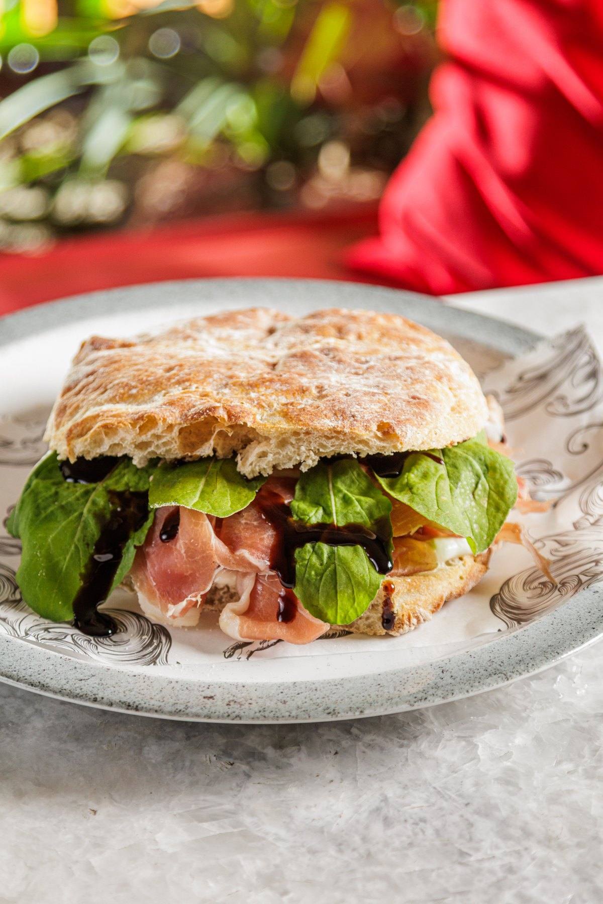 Panino com presunto de parma e rúcula