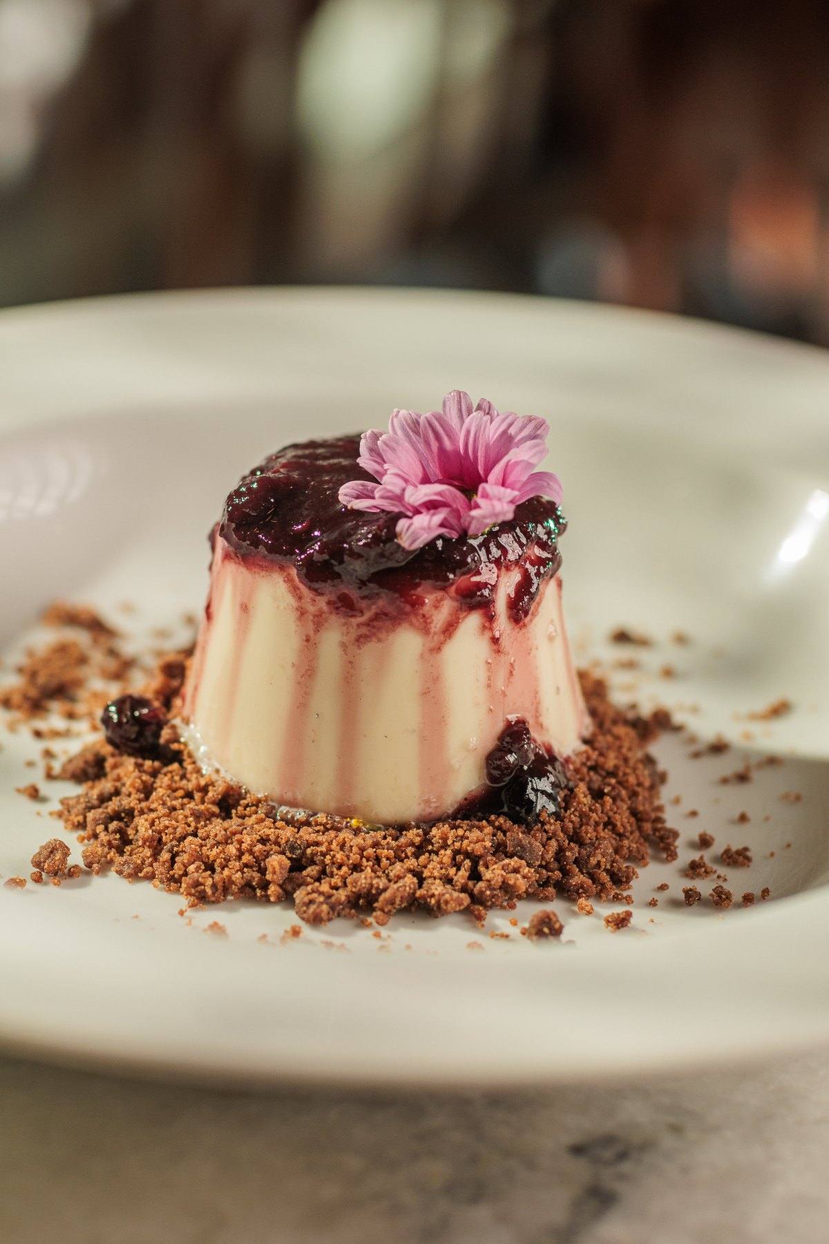 Panna cotta com calda de frutas vermelhas e crumble