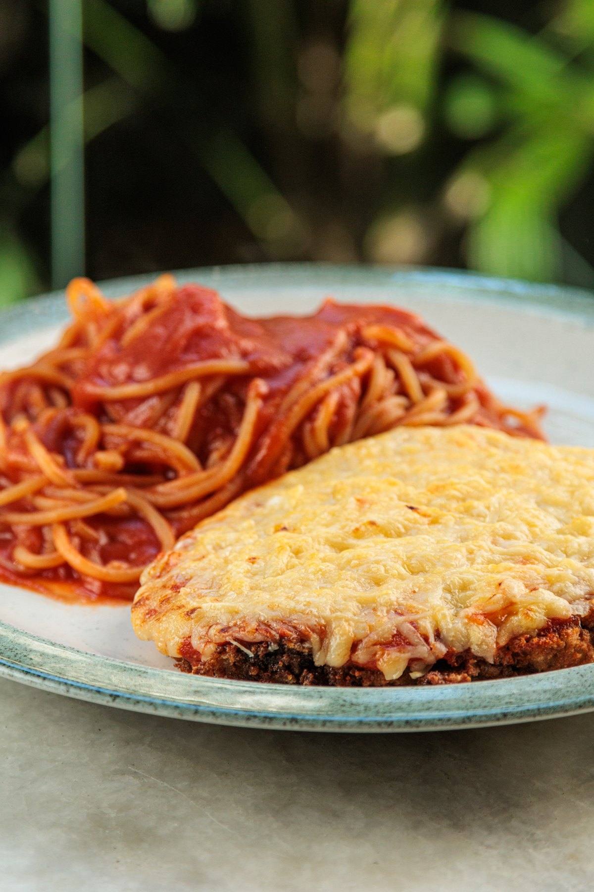 Filé à parmegiana gratinado com spaghetti ao sugo