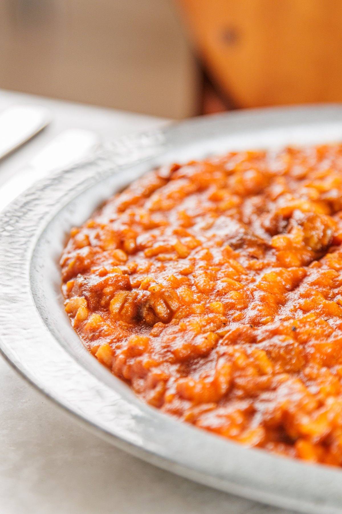 Prato raso de risotto alla matriciana em mesa de mármore