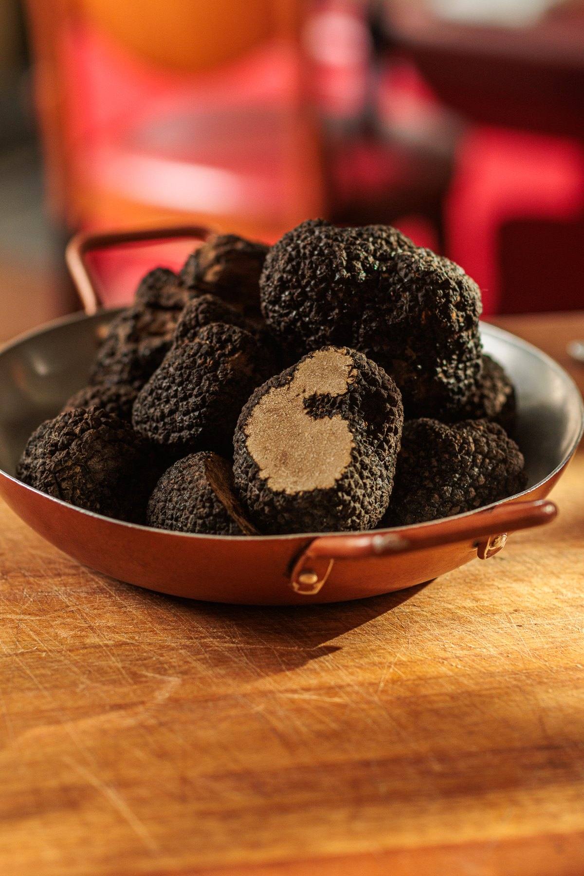 Trufas negras frescas em uma panela de cobre