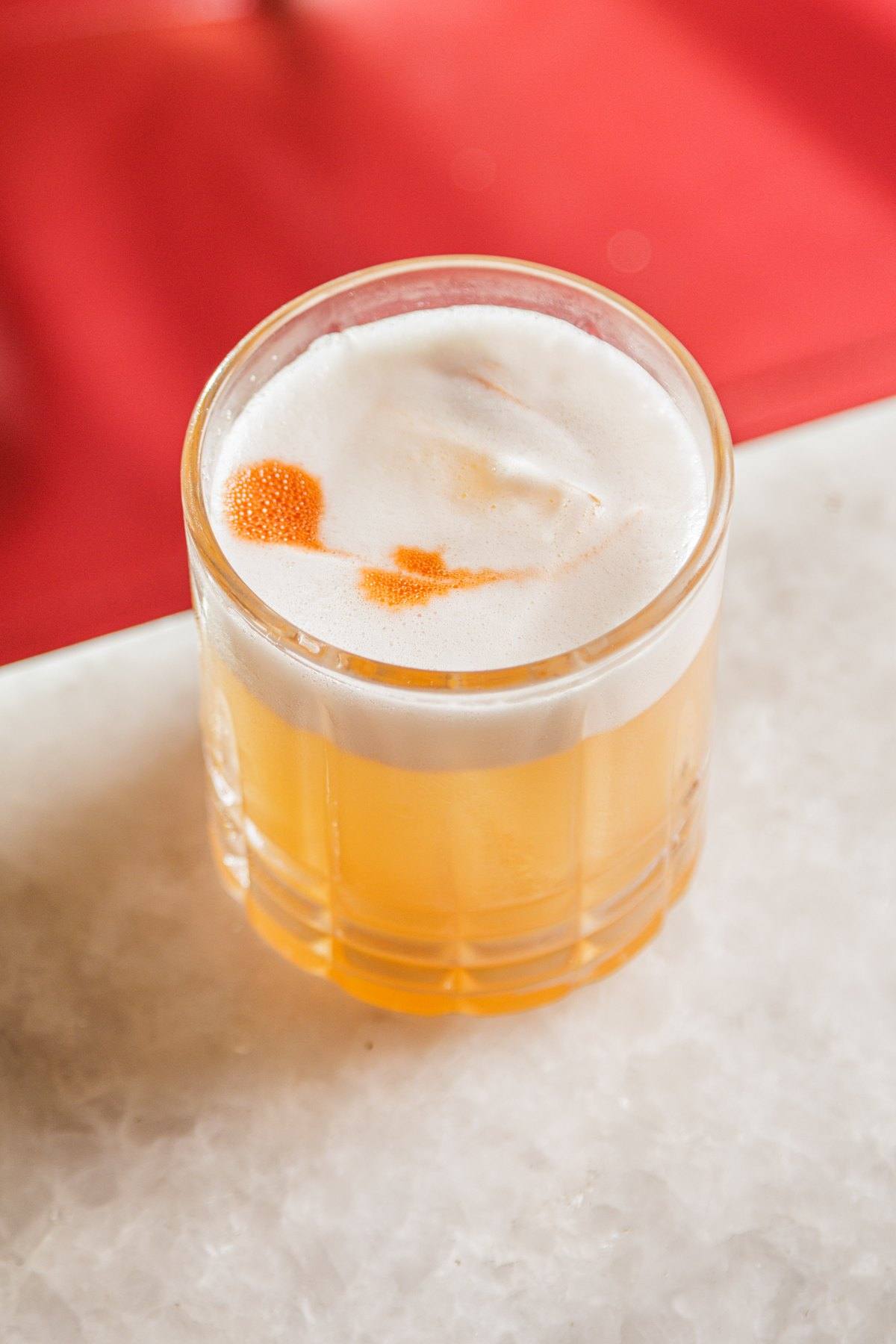 Whisky sour com espuma em copo baixo